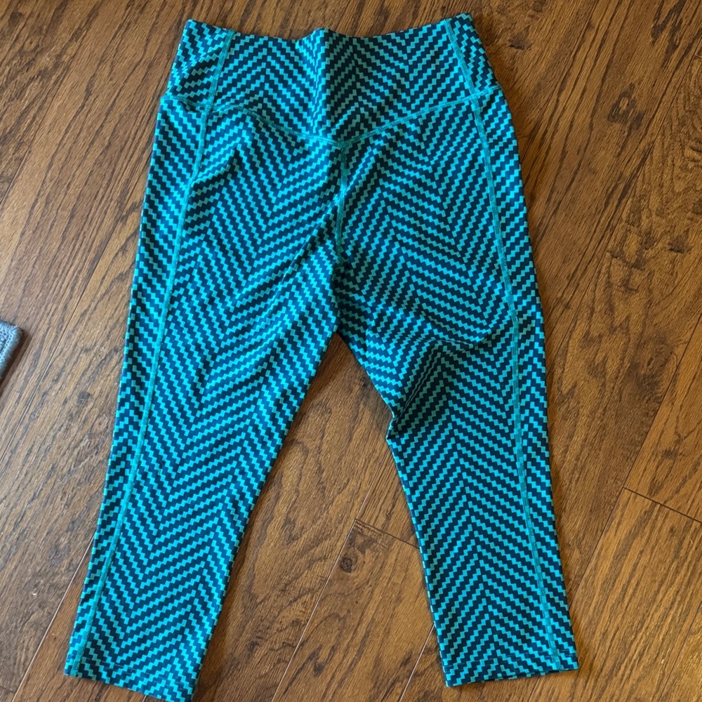 Nike Teal and Black Chevron Capris - Picture 4 of 4